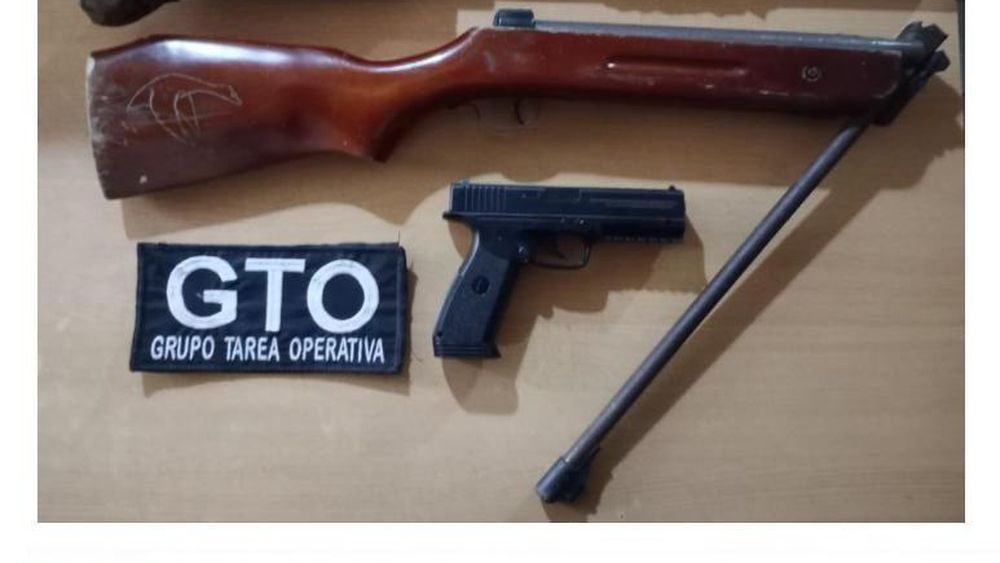 Allanamientos por el robo a La Casa del Pescador de Pergamino: la Policía secuestró un rifle presuntamente sustraído y aprehendió a tres sospechosos en San Nicolás. Allanamientos por el robo a La Casa del Pescador de Pergamino: la Policía secuestró un rifle presuntamente sustraído y aprehendió a tres sospechosos en San Nicolás.