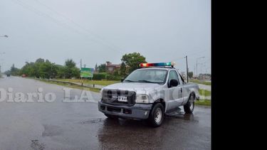 Durante horas estuvo anegada avenida Pellegrini y se cortó el tránsito. (LA OPINION)