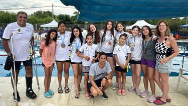 Las nadadoras del Lobo con los profesores y acompañantes junto a la pileta del Club Náutico Zárate. Las nadadoras del Lobo con los profesores y acompañantes junto a la pileta del Club Náutico Zárate.