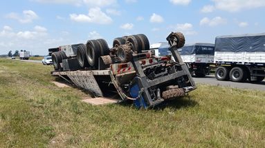 El camión Ford Cargo volcó en el cantero central de la autopista de la Ruta 8, a la altura del kilómetro 222, tras una descompensación del conductor, que fue asistido por SAME y Corredores Viales. El camión Ford Cargo volcó en el cantero central de la autopista de la Ruta 8, a la altura del kilómetro 222, tras una descompensación del conductor, que fue asistido por SAME y Corredores Viales.