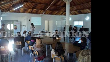Los cursos sobre manipulación de alimentos se llevan a cabo dos veces al mes y son de carácter obligatorio.  (LA OPINION)