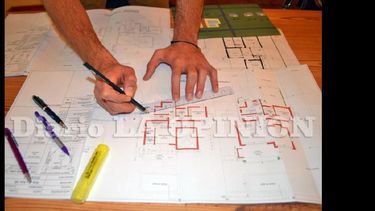 La profesión de arquitecto es una de las más complejas de ejercer ya que requiere una firme vocación artística y un sano juicio práctico. (LA OPINION)