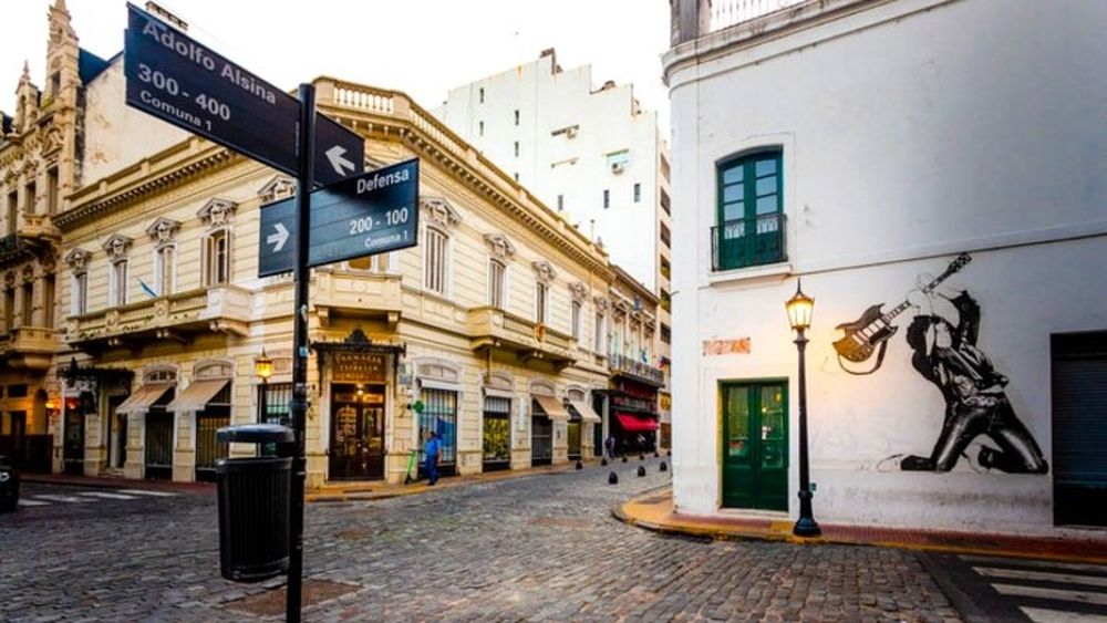 Casi detenida en el tiempo, aunque sin dejar de verlo pasar, Defensa evoca sus memorias de arrabal. Casi detenida en el tiempo, aunque sin dejar de verlo pasar, Defensa evoca sus memorias de arrabal.