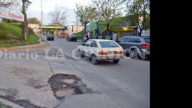 Vecinos reclaman que el bache sea cubierto para evitar accidentes. (LA OPINION)
