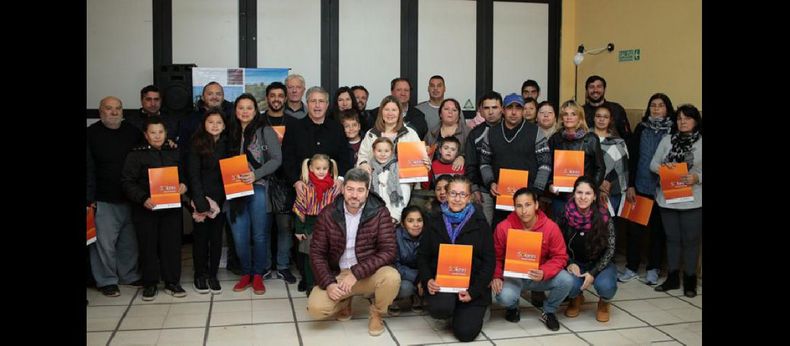 Los funcionarios municipales junto al intendente Javier Martínez posaron con las familias beneficiarias de Solares en Manuel Ocampo. (LA OPINION)