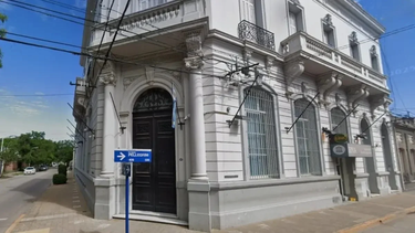 Carlos Villafuerte Ruzo, juez federal nicoleño, decretó el embargo de una propiedad y la inhibición general de bienes de la tesorera del Banco Nación de San Pedro. Carlos Villafuerte Ruzo, juez federal nicoleño, decretó el embargo de una propiedad y la inhibición general de bienes de la tesorera del Banco Nación de San Pedro.