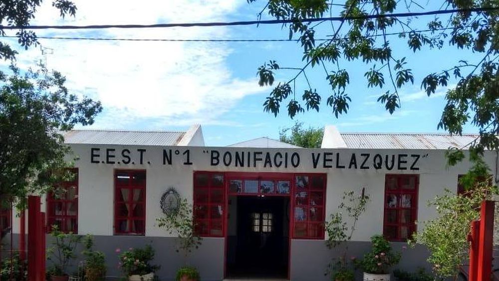 La Escuela de Educación Secundaria Técnica N° 1 “Bonifacio Velázquez” puso en marcha una iniciativa que restringe el uso de celulares durante las clases con el objetivo de reducir distracciones y fortalecer el vínculo entre docentes y estudiantes. La Escuela de Educación Secundaria Técnica N° 1 “Bonifacio Velázquez” puso en marcha una iniciativa que restringe el uso de celulares durante las clases con el objetivo de reducir distracciones y fortalecer el vínculo entre docentes y estudiantes.