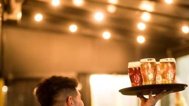 En el marco de un nuevo aniversario, la cervecería pergaminense decidió retrotraer los valores al día de su apertura.