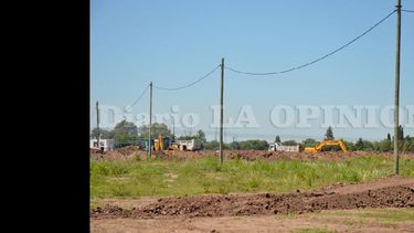 En el predio de 17 hectáreas, que fue adquirido por el Procrear y luego sorteado entre 406 familias, se están realizando las obras de urbanización. (LA OPINION)