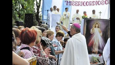 El obispo Héctor Cardelli bendijo a los asistentes a la celebración de la Eucaristía. (OBISPADO DE SAN NICOLAS)