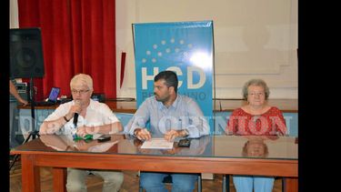 Pagano, Villeta y Torriggino durante la presentación ante el público. (LA OPINION)