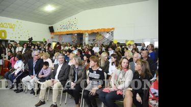 El acto se desarrolló con la presencia de autoridades políticas y educativas.  (LA OPINION)