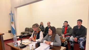 Leandro Nuñez en el banquillo de los acusados custodiados por agentes del Servicio Penitenciario y las defensoras Florencia Montanari y Brenda Albornoz. Leandro Nuñez en el banquillo de los acusados custodiados por agentes del Servicio Penitenciario y las defensoras Florencia Montanari y Brenda Albornoz.