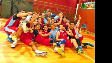 El equipo de basquetbol masculino que se consagró campeón una fecha antes de terminada su participación. (UNNOBA)