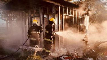 Los integrantes de una brigada rescatista extinguieron las llamas en el módulo habitacional utilizado para el encargado de la custodia policial del predio.
