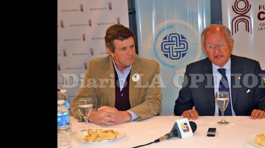 César Belloso, de Conin, junto al pediatra Abel Albino. (LA OPINION)