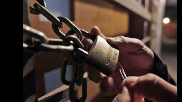 Lo más frecuente es que algún conocido pase a levantar persianas, encender luces o retirar correspondencia. (INTERNET)