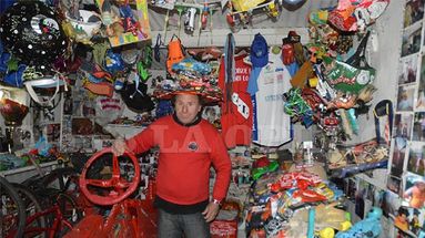 Con su inconfundible bicicleta y sus cascos temáticos creados por él mismo, el Colo Orlando se convirtió con los años en uno de los personajes más queridos y reconocibles de Pergamino. Con su inconfundible bicicleta y sus cascos temáticos creados por él mismo, el Colo Orlando se convirtió con los años en uno de los personajes más queridos y reconocibles de Pergamino.
