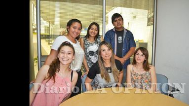 Sandra Lemo junto a un grupo de alumnos que forman parte del Plan Dual en nuestra ciudad. (LA OPINION)