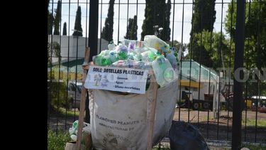 Son 16 los espacios públicos en los que se ubican los bolsones en los que los pergaminenses pueden depositar las botellas. (LA OPINION)
