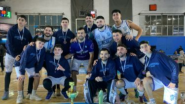 El plantel de Argentino con la “Copa Canal 4” en la premiación del Súper 4.