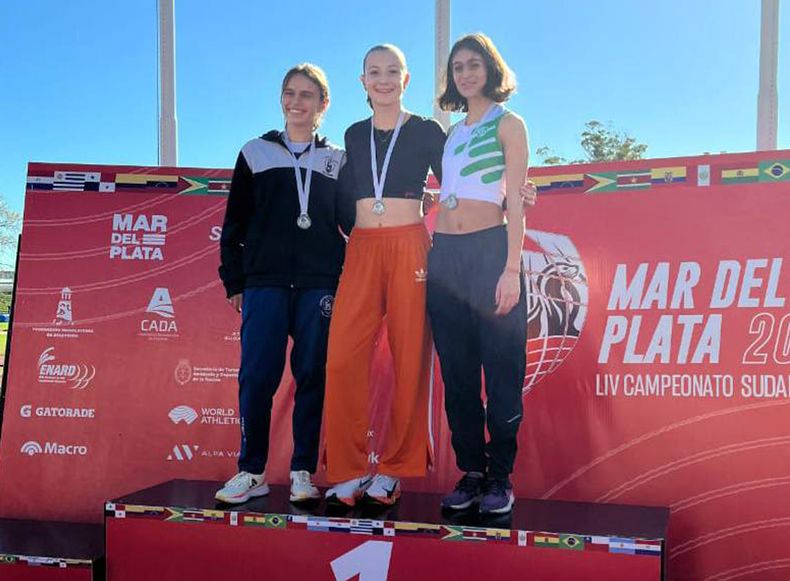 Sara Favre (en el centro) en uno de los dos podios individuales que logró en el Torneo Provincial.