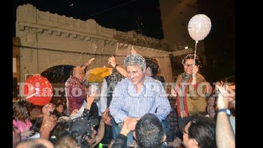 El ganador Javier Martínez en medio de la euforia de los simpatizantes de Cambiemos. (LA OPINION)