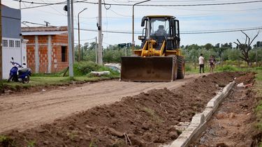 El Municipio ejecuta trabajos en distintas arterias en el Barrio Solares III Scalabrini con el objetivo de mejorar el drenaje pluvial y ordenar la circulación.