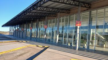 El Gobierno local decidió que el Municipio se haga cargo de los servicios de la Nueva Terminal de Ómnibus y este miércoles pasado el mediodía firmó el convenio con los propietarios. El Gobierno local decidió que el Municipio se haga cargo de los servicios de la Nueva Terminal de Ómnibus y este miércoles pasado el mediodía firmó el convenio con los propietarios.