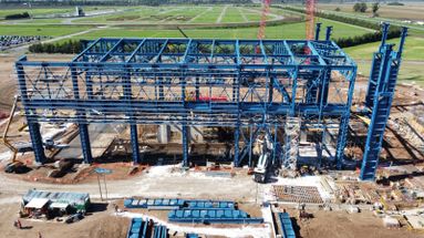 El montaje y construcción de las futuras naves industriales alcanzó ya el 70% de su desarrollo. Las fundaciones y cimientos propias del aspecto civil de la obra exhiben un avance del 30%. El montaje y construcción de las futuras naves industriales alcanzó ya el 70% de su desarrollo. Las fundaciones y cimientos propias del aspecto civil de la obra exhiben un avance del 30%.