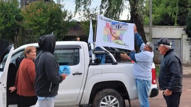 El lunes por la mañana, Luis inició una travesía en bicicleta desde la provincia de Tucumán con destino a Baradero, donde construyó una réplica de la Casa Histórica como gesto de amor hacia su esposa. El lunes por la mañana, Luis inició una travesía en bicicleta desde la provincia de Tucumán con destino a Baradero, donde construyó una réplica de la Casa Histórica como gesto de amor hacia su esposa.