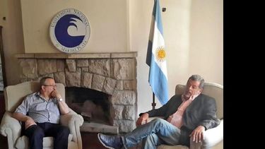 El ministro Jorge Elustondo (a la derecha) durante el encuentro que mantuvo con el rector Francisco Morea. (PRENSA MINISTERIO DE PRODUCCION DE LA PROVINCIA)