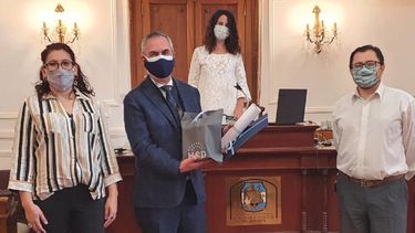 La concejal Leticia Conti, el doctor Carlos Ciraolo, el funcionario del Concejo Lucio Tezón y la presidenta del cuerpo legislativo, Gabriela Taruselli