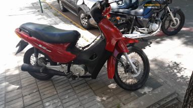 Robo. El ladrón destrabó el manubrio y se llevó corriendo la moto de tiro. Robo. El ladrón destrabó el manubrio y se llevó corriendo la moto de tiro.