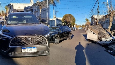 triple accidente de transito entre automoviles. uno de ellos termino volcado triple accidente de transito entre automoviles. uno de ellos termino volcado