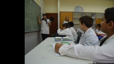 Un importante número de docentes dictaron clases en las aulas de los establecimientos educativos.  (ARCHIVO LA OPINION)