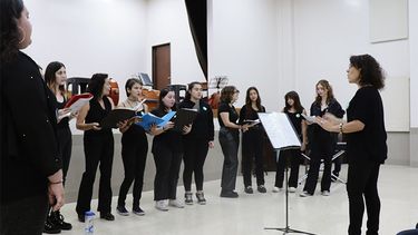 El Coro Municipal de Niños y Jóvenes de Pergamino prepara la interpretación del “Himno a la Alegría”, junto a la Orquesta Infanto Juvenil del Barrio Kennedy. El Coro Municipal de Niños y Jóvenes de Pergamino prepara la interpretación del “Himno a la Alegría”, junto a la Orquesta Infanto Juvenil del Barrio Kennedy.