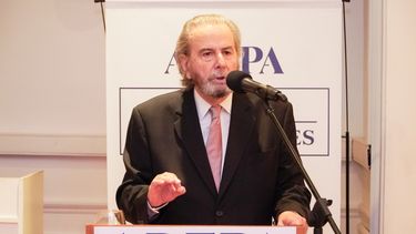 emotivo reconocimiento al dr. juan carlos maqueda en la comida de adepa emotivo reconocimiento al dr. juan carlos maqueda en la comida de adepa