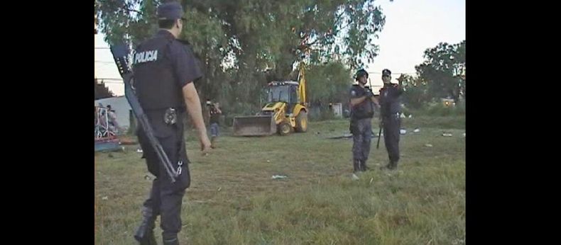 En las primeras horas de la mañana de ayer comenzó el operativo por el cual se desalojó a 16 familias que habían ocupado un predio privado de la zona norte de la ciudad. (MUNICIPALIDAD DE PERGAMINO)
