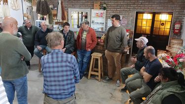 Funcionarios municipales mantuvieron una reunión de trabajo con productores rurales propietarios de viveros de la ciudad con el objetivo de abordar distintas problemáticas que afectan al sector y coordinar mecanismos articulados de prevención, control y acompañamiento institucional. Funcionarios municipales mantuvieron una reunión de trabajo con productores rurales propietarios de viveros de la ciudad con el objetivo de abordar distintas problemáticas que afectan al sector y coordinar mecanismos articulados de prevención, control y acompañamiento institucional.