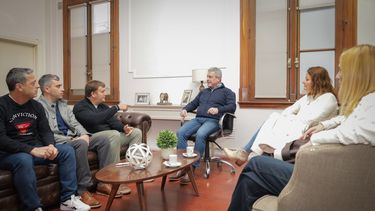 El intendente Javier Martínez recibió a los consejeros escolares y firmó el decreto de otorgamiento del subsidio. El intendente Javier Martínez recibió a los consejeros escolares y firmó el decreto de otorgamiento del subsidio.