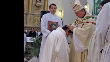El obispo impone las manos a Tabares durante la ceremonia de su ordenación como sacerdote. (OBISPADO DE SAN NICOLAS)