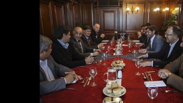 De la reunión participaron el vicegobernador, ministros es intendentes. (DIB)