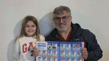 La pasión mundialista se juega en Pergamino: furor por las figuritas y encuentros para completar el álbum
