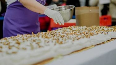 El postre más largo del mundo con 10 metros de largo fue elaborado el pasado domingo 20 de julio en la ciudad argentina de Balcarce. El postre más largo del mundo con 10 metros de largo fue elaborado el pasado domingo 20 de julio en la ciudad argentina de Balcarce.