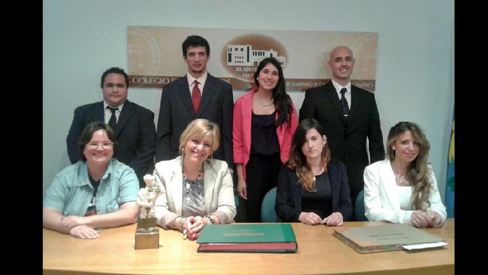 Los matriculados posan en el auditorio del Colegio de Abogados, luego del ágape que ofrecieron las autoridades. (COLEGIO DE ABOGADOS)