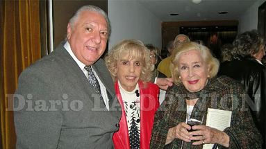 Edna Pozzi, flanqueada por Juan Carlos Puppo y China Zorrilla, en la Ciudad de Buenos Aires. Edna Pozzi, flanqueada por Juan Carlos Puppo y China Zorrilla, en la Ciudad de Buenos Aires.