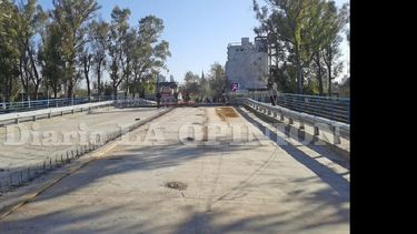 Los trabajos se vienen desarrollando a muy buen ritmo en el puente. (LA OPINION)
