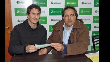 Alfonso Domenech recibió el subsidio de manos de Diego Sahud. (GOBIERNO DE PERGAMINO)