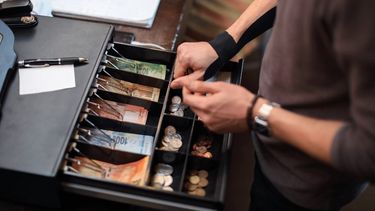 La empleada infiel se apoderó de 80 mil pesos de la caja registradora y transfirió dinero de la billetera virtual del comercio. La empleada infiel se apoderó de 80 mil pesos de la caja registradora y transfirió dinero de la billetera virtual del comercio.